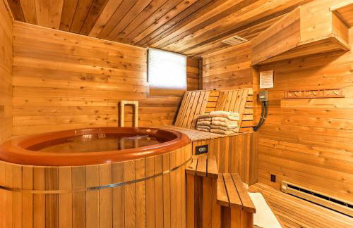 Riverside Winthrop Chalet with Hot Tub and 2 Decks! - Foto 21