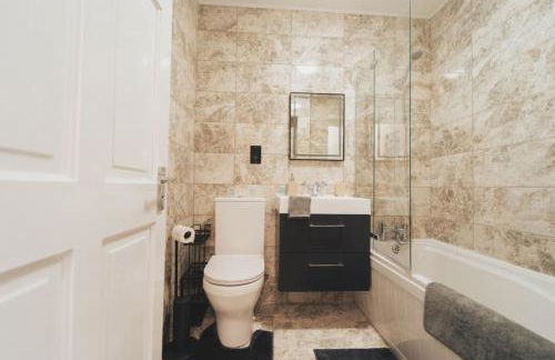 Top Floor 1BR Wishaw Flat with Parking - Foto 20