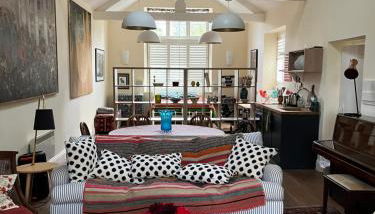 Charming Old Schoolroom - Photo 3