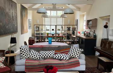 Charming Old Schoolroom - Photo 3