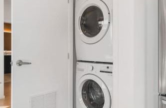 Penthouse Condo on River with Garage and Patio, Walk Downtown - Foto 36