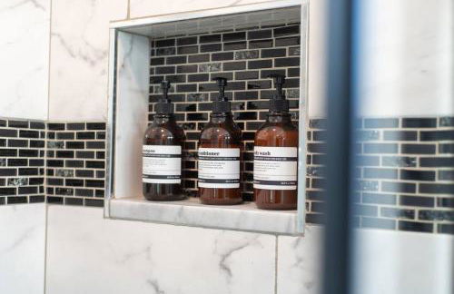 3BR/2.5 BA Townhouse |Downtown Salem w/Parking - Foto 56