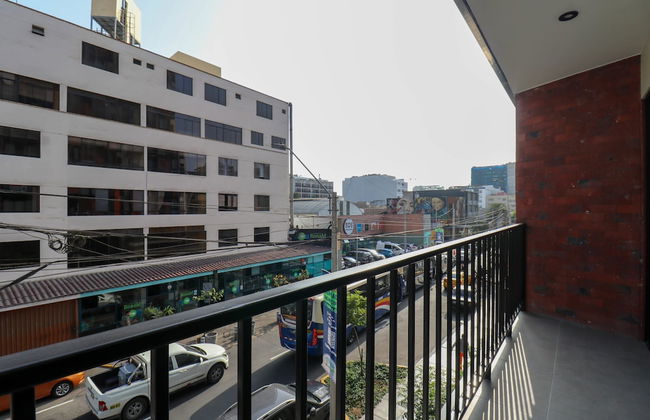 w Illustrious 1BR w Balcony in Miraflores - Photo 16