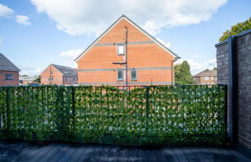 Luxury Deluxe - 4 bedrooms Villa - 6 beds - 10 Guests - Private Parking - Contractors Welcome - Trafford Stretford - Foto 27