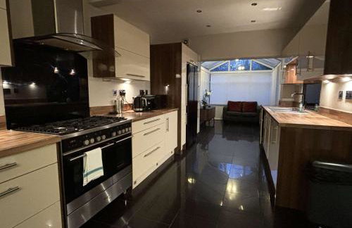 Large Home near Edgbaston Stadium, UOB & QE hospital sleeps 6 - Foto 9