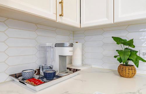 Windy City Getaway - 3BR 2BA Chicago Townhouse home - Photo 29