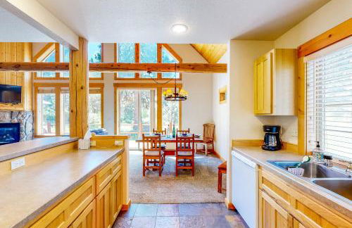 Gateway to Crater Lake! Resort Retreat with Pool - Foto 14