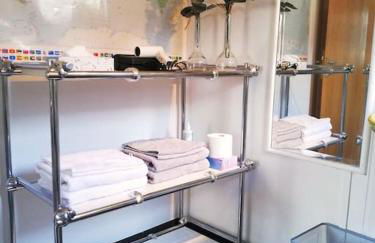 Modern eingerichtetes Zimmer - Foto 2