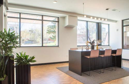 Modern East Side 1BR Apt with Balcony, Pool, and Gym - Foto 24