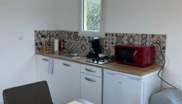 Les Chalets du Mancel - Chalet Victor - 500 m Bouleries Jump , 10 min du circuit des 24h - Foto 3, stove, minibar