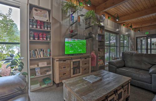 Chalet at Running Y Resort with Wraparound Deck! - Foto 30