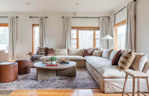 8BR Luxury Retreat with Hot Tub, Games, & Fire Pit - Foto 2