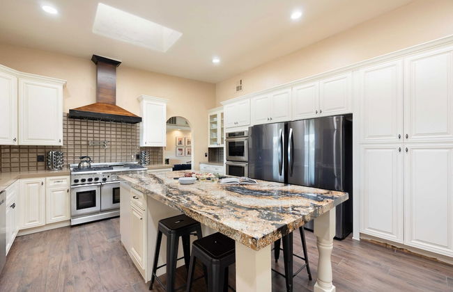 Starlight Estate by Avantstay 26 People! Architectual Mansion w/ Pool, Tennis Court, Game Room - Photo 50