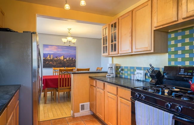 The Retro Escape City Park Hot Tub & Movie Theater - Foto 10