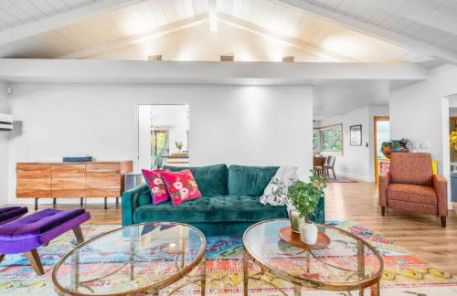 Nature-Inspired Stay with Pool, Fire Pits and More - Foto 45