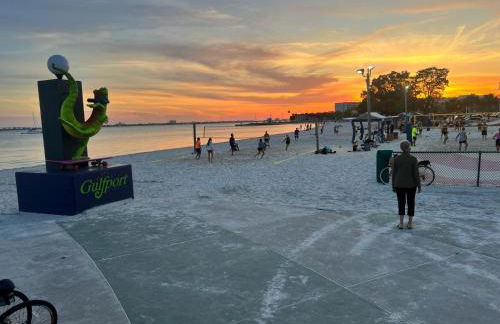 Lovely vacation home 1 block from beach & downtown Gulfport - Foto 7