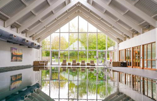 NEW Squirrels Leap Lake Views with Spa Access - Foto 3