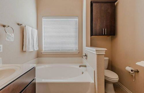 The Castle! by the Lake with Pool & Balcony West Plano - Foto 35