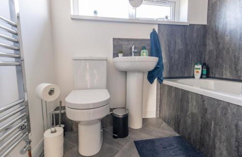 Modern 3 Bed House-Free Parking-by Holiday Homes - Foto 16