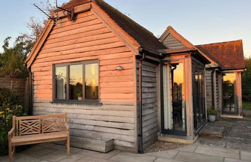 The Acorn Goodwood luxury lodge house 10 minute walk from Goodwood Festival of Speed - Foto 27