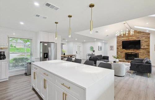 3-BD Backyard Oasis w Pool Patio Firepit - Foto 20
