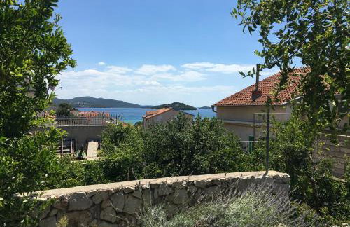 Private studio apartment with a garden and a terrace - Photo 3