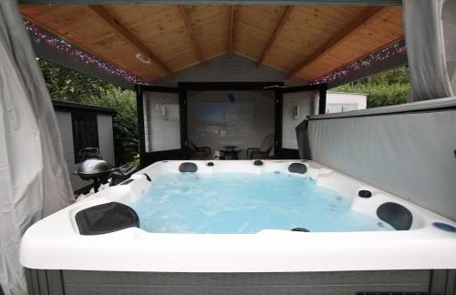 Sunset Retreat Cabin, Private Hot Tub with Mini Cinema Projector & Garden views - Foto 22