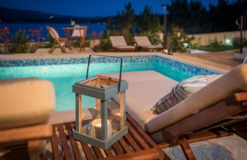 Seafront Villa Noah with heated pool - Foto 12