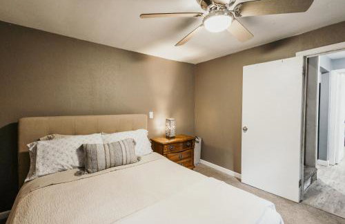 Spacious & Updated MQT Home - HotTub - Backyard - Foto 23