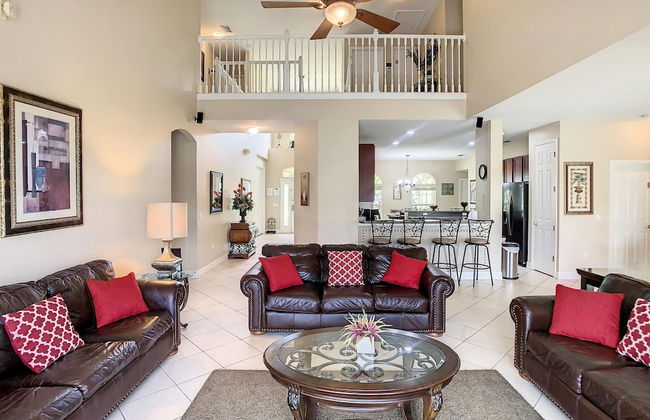 Fantastic 7 Bed 6 Bath in Prestigious Gated Comm - Foto 16