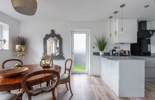 Luxurious 3 bedroom house now with FULL FIBRE INTERNET Shangri la in village of Alfrick with driveway parking for 3 cars in an area of outstanding natural beauty, superb walking,close to Worcester, Malvern showground, theatre, Malvern hills, dogs welcome - Photo 50