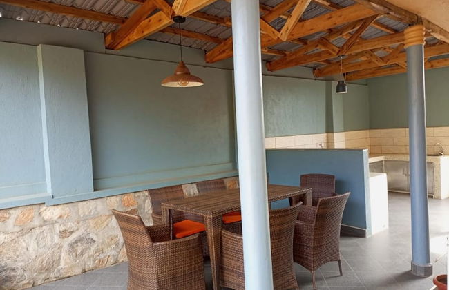 Captivating 3-bed Villa - Photo 36