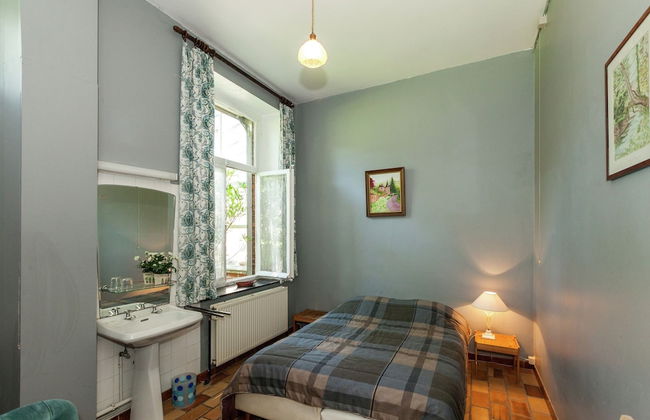 Spacious Holiday Home With Garden - Photo 21