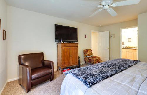 Cozy Mi-Wuk Village Cabin with Deck! - Foto 12