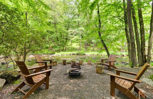 Woodsy Big Bass Lake Hideaway with Fire Pit and Deck! - Foto 2