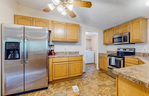 Riverfront Stay Sleeps 6 Deck Firepit Water View - Foto 14