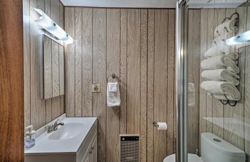 2 Cozy Island Park Cabins with Near the Lake! - Foto 13