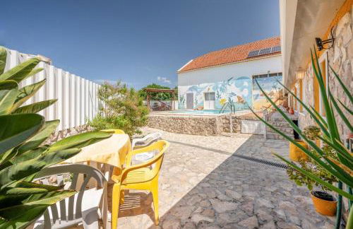 Eclectic oasis with poolside charm in Arranhó - Foto 20