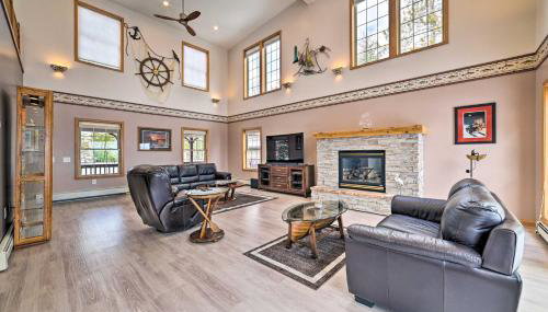 Spacious Lakefront Home with Sunroom and Bar! - Foto 3