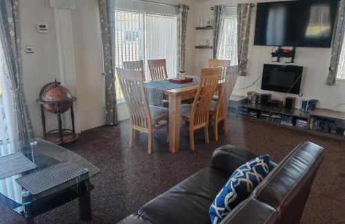 Manor Park Dog Friendly 2 bed, 6 berth Lodge with decking 600 Yard's From The Beach In Hunstanton - Foto 2