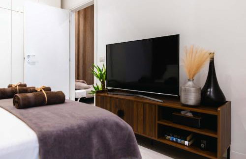 Modern Boutique Apartment - Photo 11