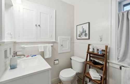 Exclusive Ottawa Hills Private Home, Garage, WD, Gourmet Equipped kitchen, Netflix - Foto 20