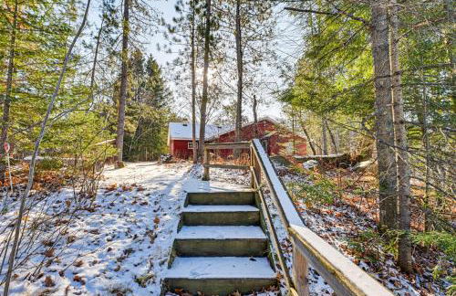 Lakefront Townsend Cabin with Fire Pit and Dock! - Foto 21