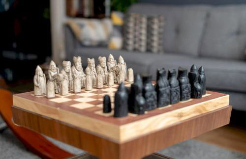 Stylish 2-Bed Flat with Balcony Near Haymarket - Pass the Keys - Foto 21