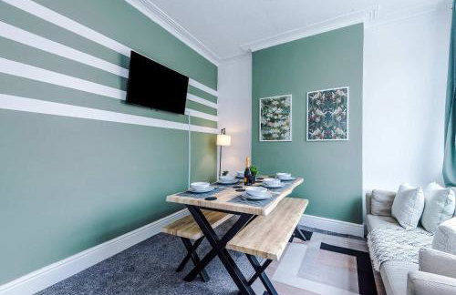 Spacious 3 Bed in Manchester by 53 Degrees Property, Perfect for Group Stays, Sleeps 8 with Free Parking! - Foto 2