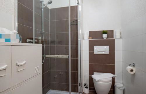 Riesling Appartement for 2 - 4 People - Billiards - Balcony with Mosel View - Parking - Wine Barrel Bar - Fully Equipped Kitchen - Netflix - WaipuTV - 3 km from Cochem - Foto 14