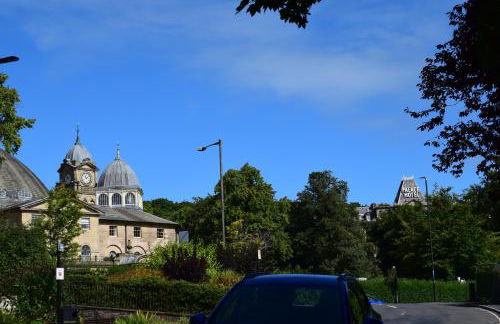 The Buxton Retreat A Luxurious 3-Storey Townhouse with Four Poster Bed and Double Jacuzzi Bath" - Photo 40