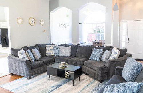 Spacious Vaulted 4BR Family Home Near Mall of GA Sleeps 12 - Foto 4