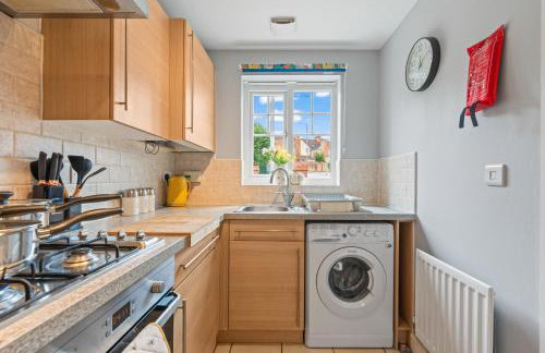 Charming House - Walking distance to Town Centre - Free Parking, Self-Check-In, Fast WiFi and Smart TV by Yoko Property - Photo 16