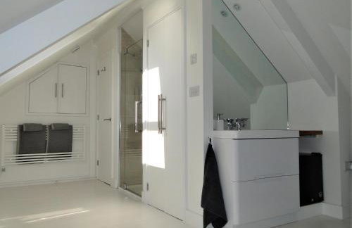 Private Double Room and Ensuite in Historic Cornish Cottage - Photo 13